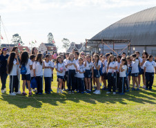 Com balões colorindo o céu, Castro dá as boas-vindas ao Festival da Primavera