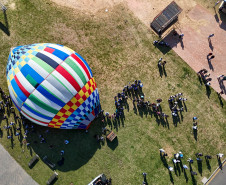 Com balões colorindo o céu, Castro dá as boas-vindas ao Festival da Primavera