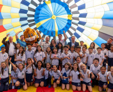 Com balões colorindo o céu, Castro dá as boas-vindas ao Festival da Primavera