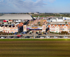 Com balões colorindo o céu, Castro dá as boas-vindas ao Festival da Primavera