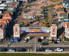 Com balões colorindo o céu, Castro dá as boas-vindas ao Festival da Primavera