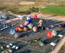Com balões colorindo o céu, Castro dá as boas-vindas ao Festival da Primavera