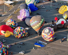 Com balões colorindo o céu, Castro dá as boas-vindas ao Festival da Primavera