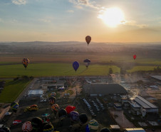 Com balões colorindo o céu, Castro dá as boas-vindas ao Festival da Primavera