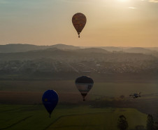 Com balões colorindo o céu, Castro dá as boas-vindas ao Festival da Primavera