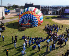 Com balões colorindo o céu, Castro dá as boas-vindas ao Festival da Primavera
