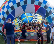 Com balões colorindo o céu, Castro dá as boas-vindas ao Festival da Primavera