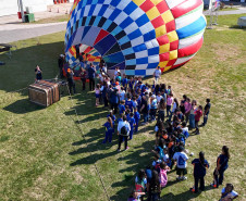 Com balões colorindo o céu, Castro dá as boas-vindas ao Festival da Primavera