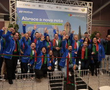 Primeiros passageiros vindos de voo direto de Portugal desembarcam no Afonso Pena