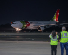 Primeiros passageiros vindos de voo direto de Portugal desembarcam no Afonso Pena