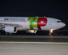 Primeiros passageiros vindos de voo direto de Portugal desembarcam no Afonso Pena