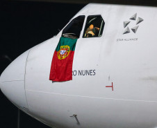 Primeiros passageiros vindos de voo direto de Portugal desembarcam no Afonso Pena