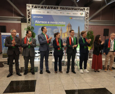 Primeiros passageiros vindos de voo direto de Portugal desembarcam no Afonso Pena