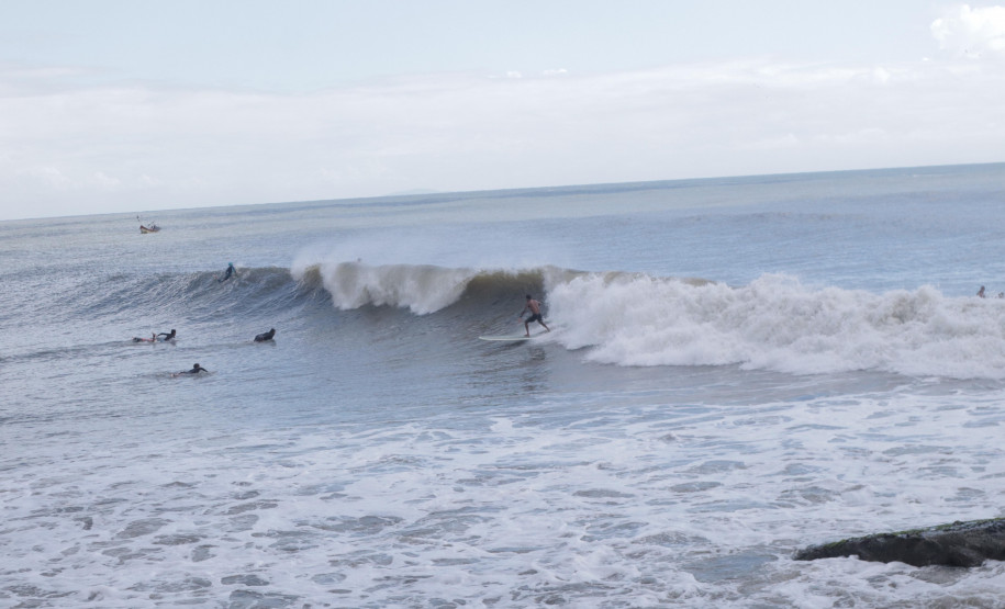 Matinhos atrai surfistas 002