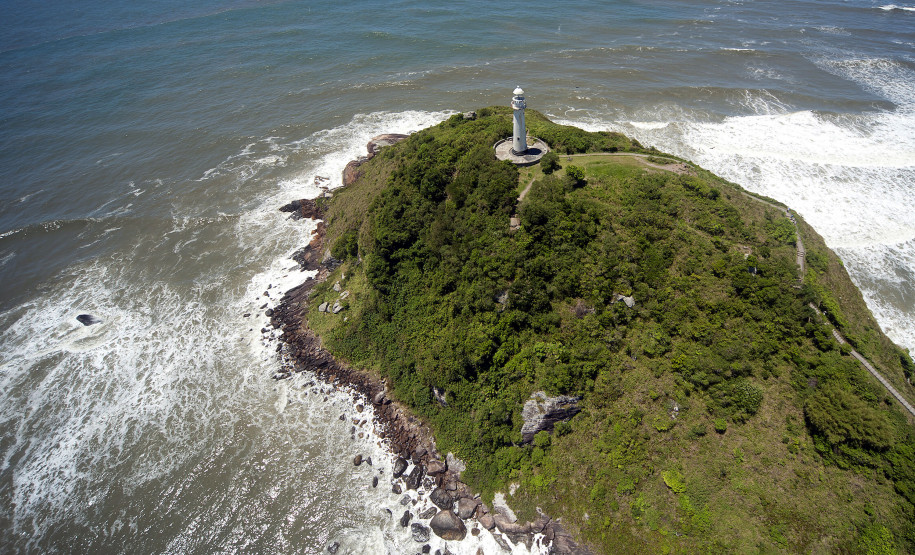 Booking elenca os cinco destinos 007