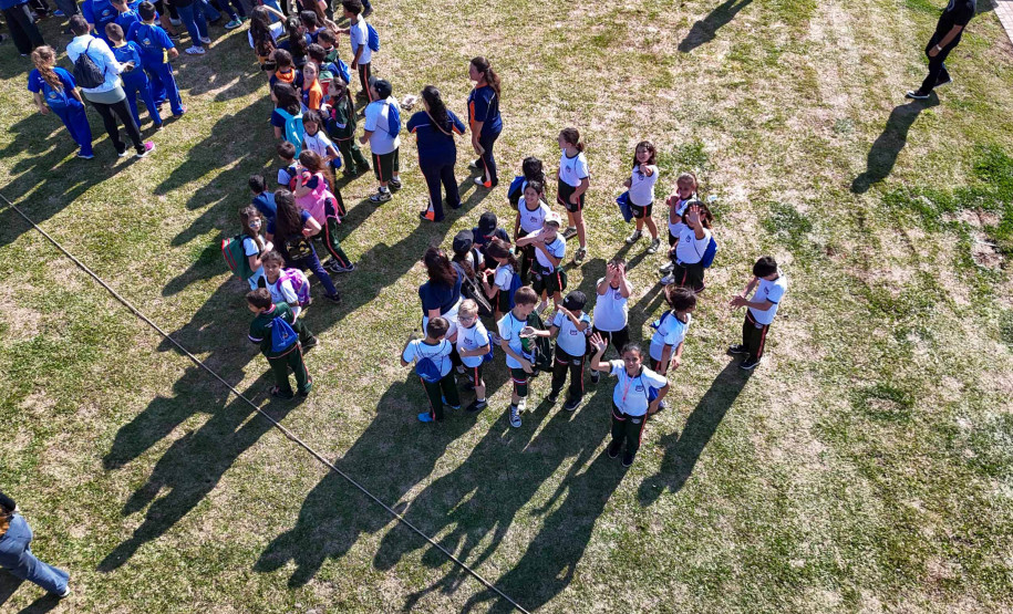 Com balões colorindo o céu, Castro dá as boas-vindas ao Festival da Primavera