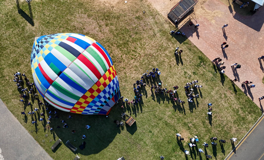 Com balões colorindo o céu, Castro dá as boas-vindas ao Festival da Primavera