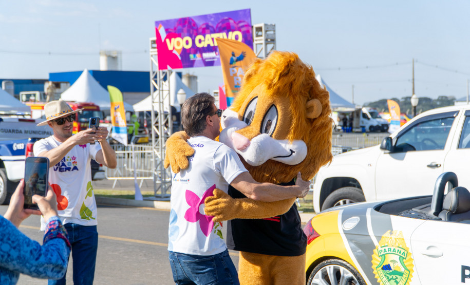 Com balões colorindo o céu, Castro dá as boas-vindas ao Festival da Primavera