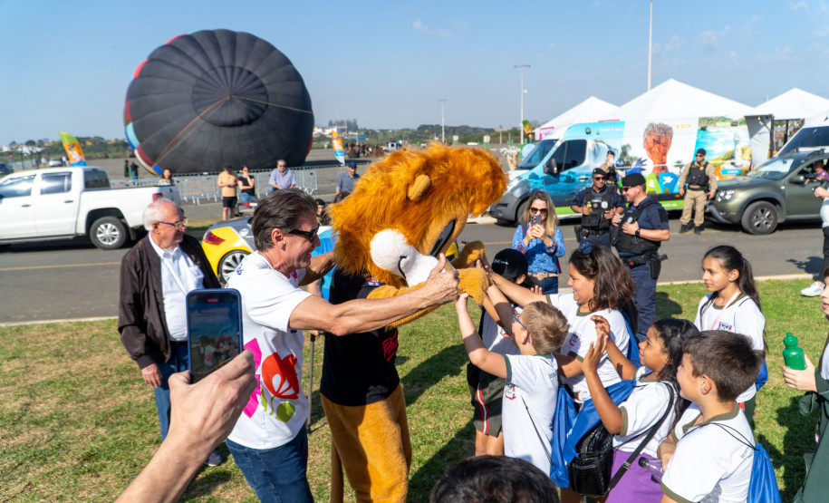 Com balões colorindo o céu, Castro dá as boas-vindas ao Festival da Primavera