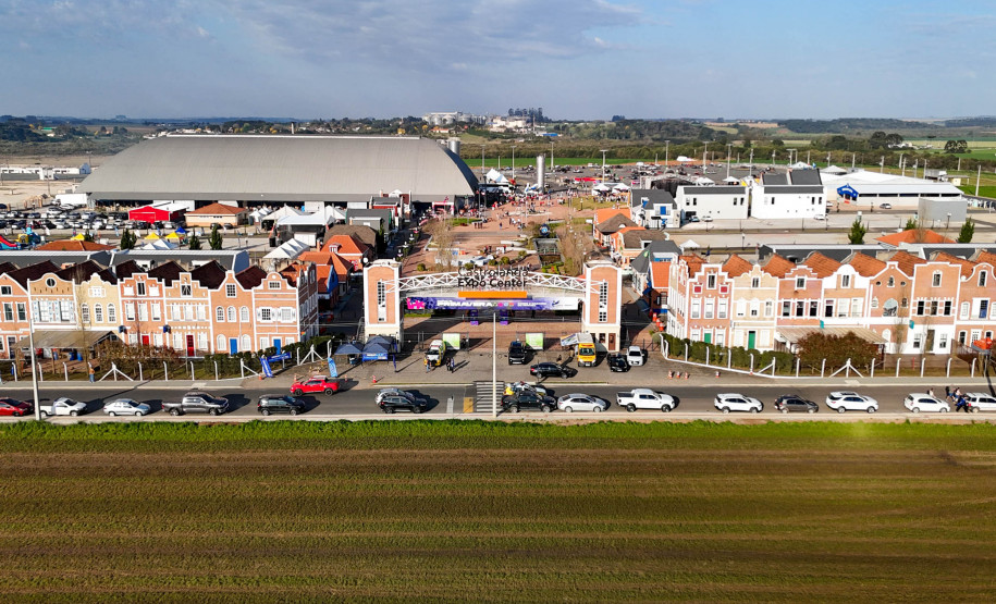 Com balões colorindo o céu, Castro dá as boas-vindas ao Festival da Primavera