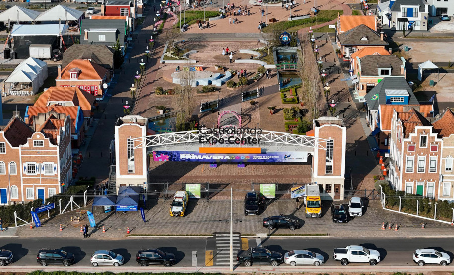 Com balões colorindo o céu, Castro dá as boas-vindas ao Festival da Primavera