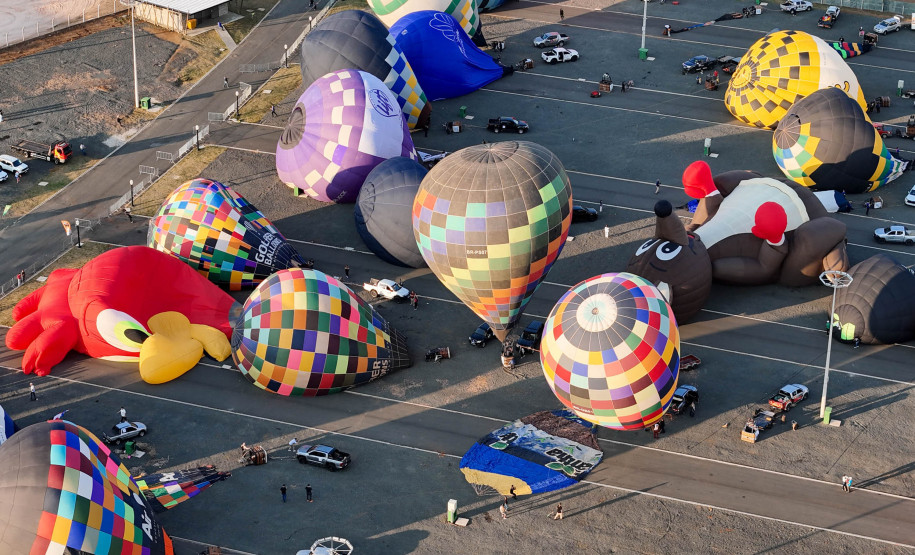 Com balões colorindo o céu, Castro dá as boas-vindas ao Festival da Primavera