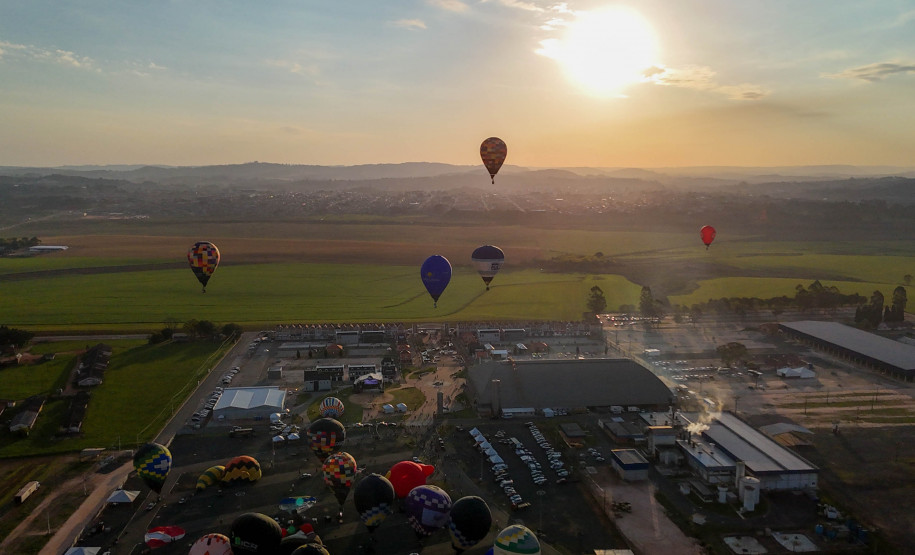 Com balões colorindo o céu, Castro dá as boas-vindas ao Festival da Primavera