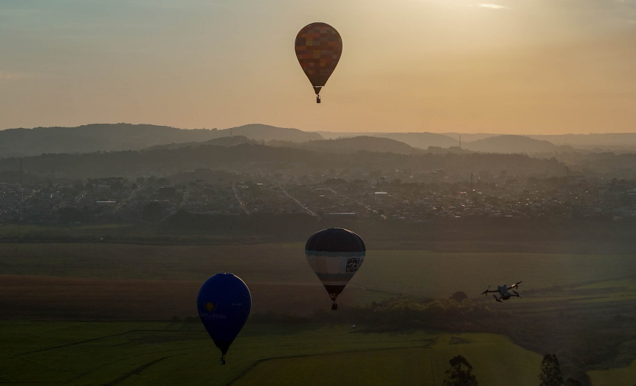 Com balões colorindo o céu, Castro dá as boas-vindas ao Festival da Primavera