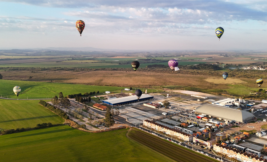 Com balões colorindo o céu, Castro dá as boas-vindas ao Festival da Primavera