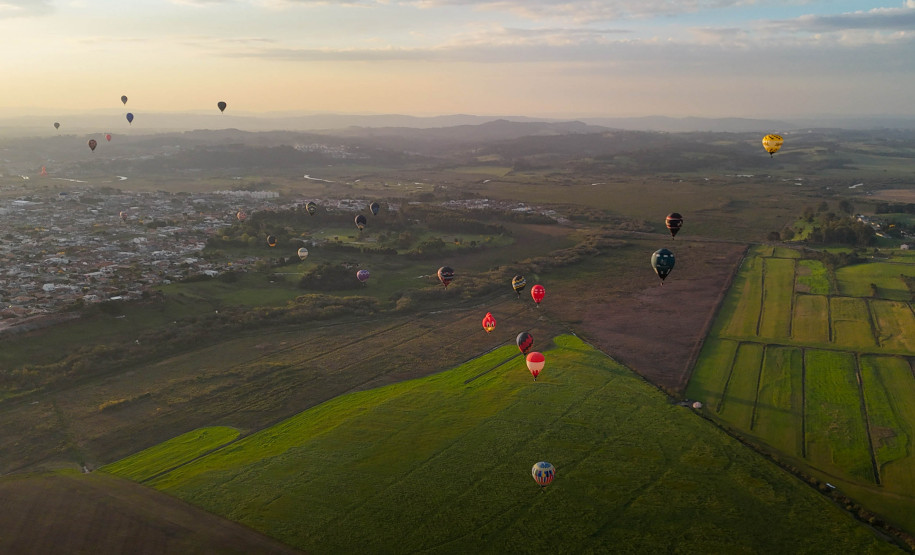 Com balões colorindo o céu, Castro dá as boas-vindas ao Festival da Primavera