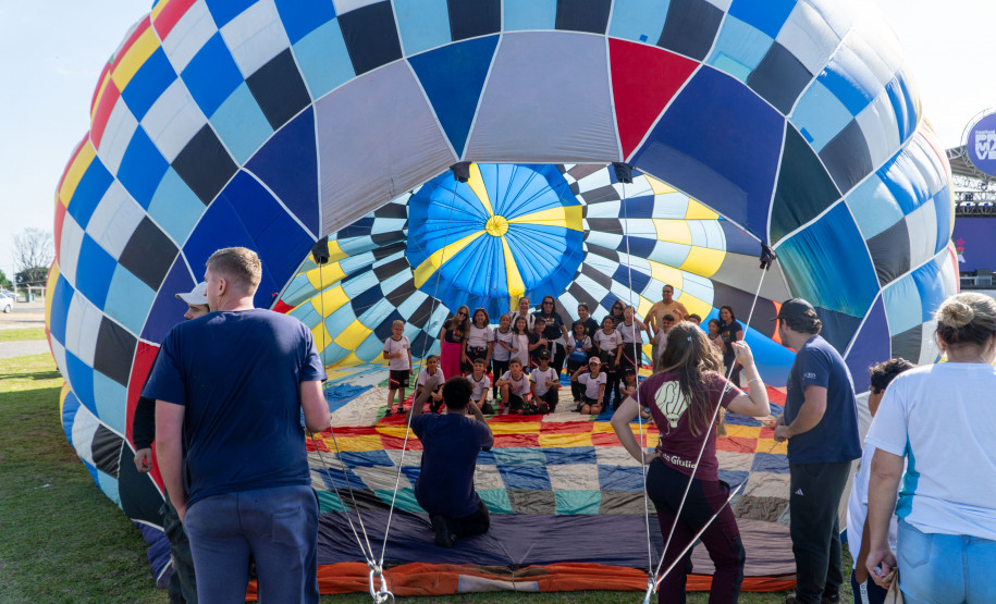 Com balões colorindo o céu, Castro dá as boas-vindas ao Festival da Primavera