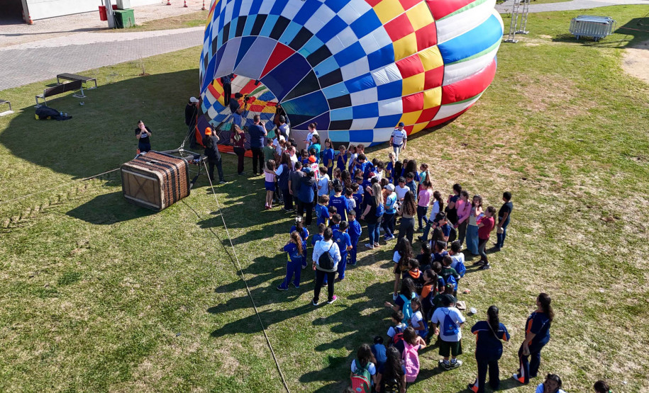Com balões colorindo o céu, Castro dá as boas-vindas ao Festival da Primavera