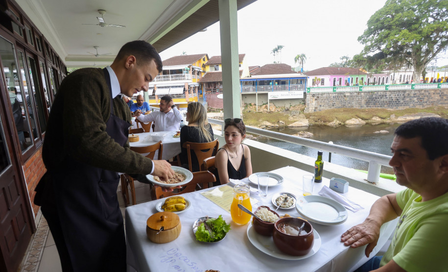 Consolidando o Crescimento: Emprego no Turismo do Paraná cresce 6,64% em 2025, impulsionado por setores chave e regiões estratégicas