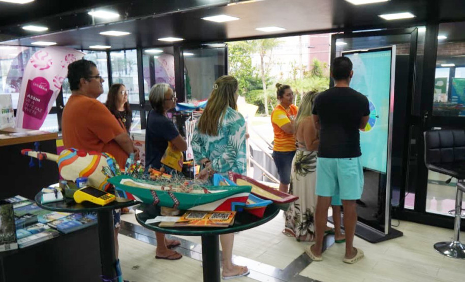 Atendimento ao turista reforça acolhimento e qualifica a experiência no Verão Maior