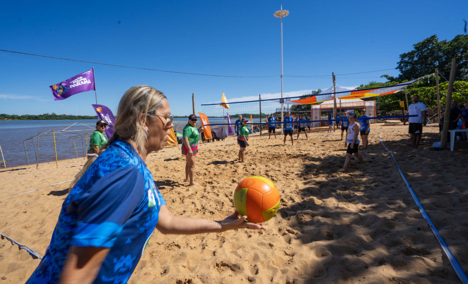 Pesquisa aponta aprovação e perfis diferentes de turistas do Litoral e do Noroeste no verão
