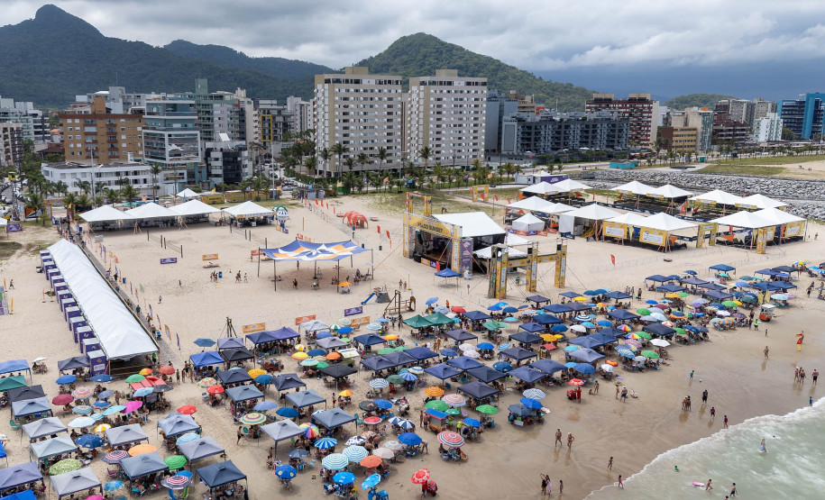 Pesquisa aponta aprovação e perfis diferentes de turistas do Litoral e do Noroeste no verão