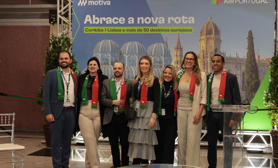 Primeiros passageiros vindos de voo direto de Portugal desembarcam no Afonso Pena