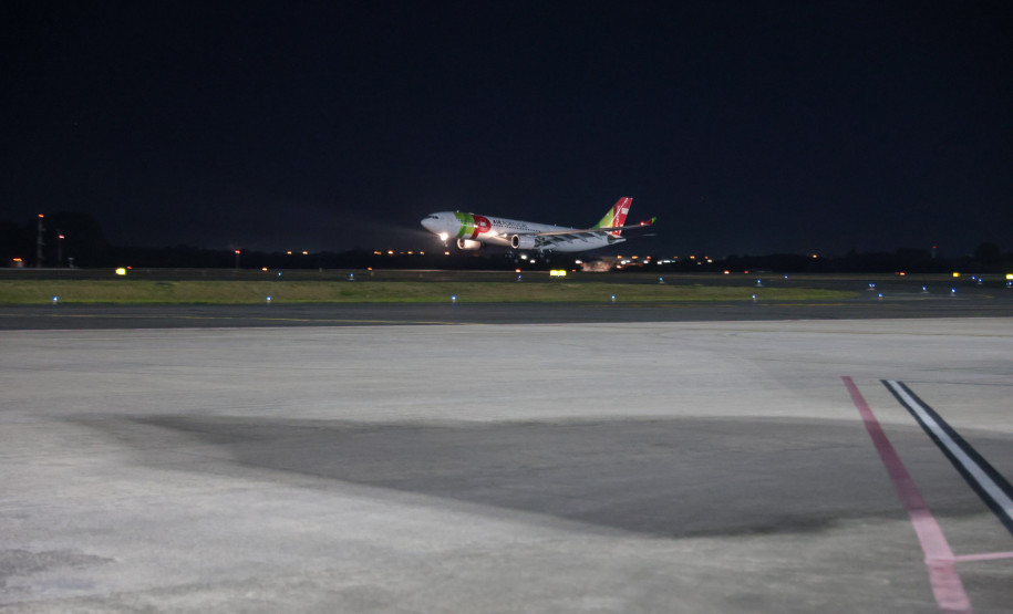 Primeiros passageiros vindos de voo direto de Portugal desembarcam no Afonso Pena