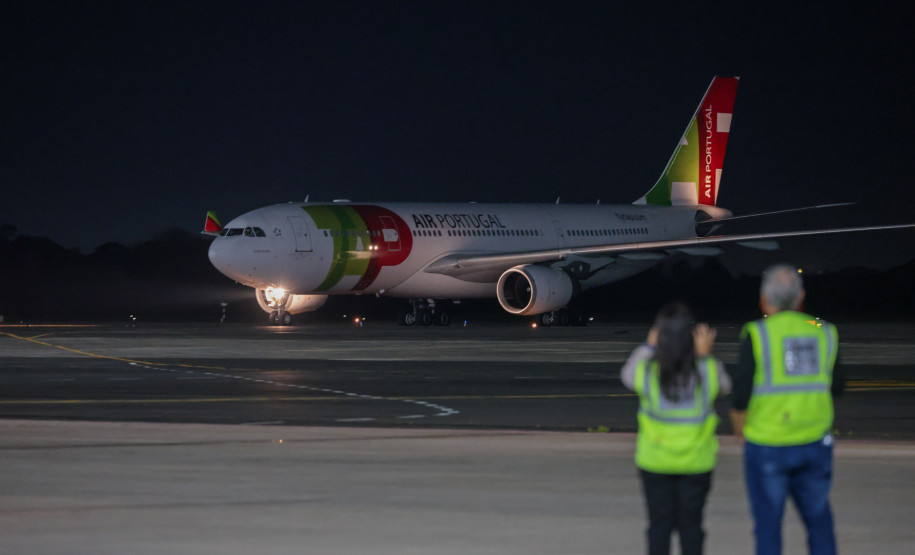 Primeiros passageiros vindos de voo direto de Portugal desembarcam no Afonso Pena