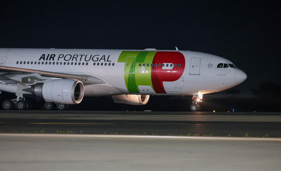 Primeiros passageiros vindos de voo direto de Portugal desembarcam no Afonso Pena
