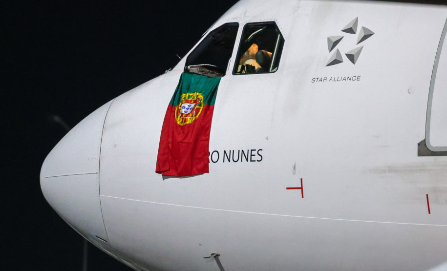 Primeiros passageiros vindos de voo direto de Portugal desembarcam no Afonso Pena