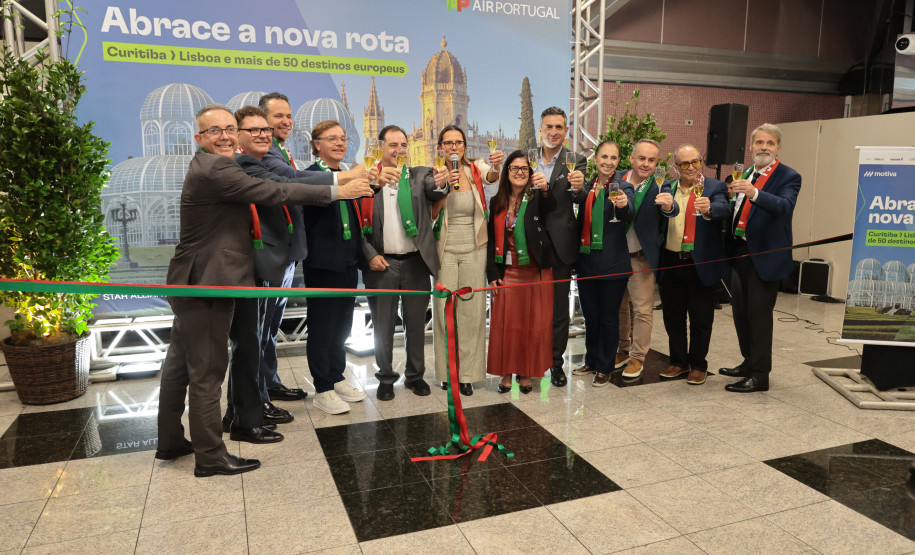 Primeiros passageiros vindos de voo direto de Portugal desembarcam no Afonso Pena